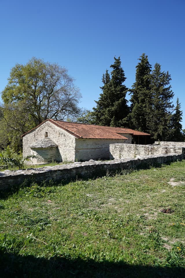 Πέτρινο μοναστήρι στον Όλυμπο, με κεραμοσκεπή και περιμετρικό τοίχο