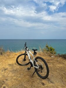 Ηλεκτρικό ποδήλατο με φόντο το Αιγαίο, σε παραθαλάσσιο σημείο του Ολύμπου