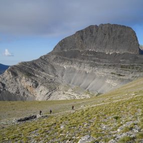 Ορειβάτες πλησιάζουν τον επιβλητικό βράχο του Στεφανιού στον Όλυμπο